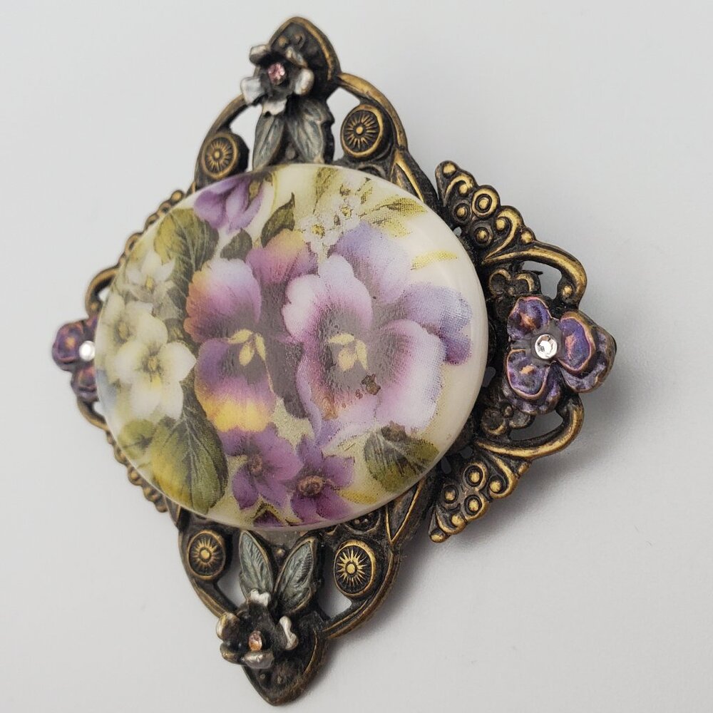 Vintage SWEET ROMANCE U.S.A. Glass Floral Cameo Pin Brooch Rustic Ornate Bezel - Picture 2 of 5